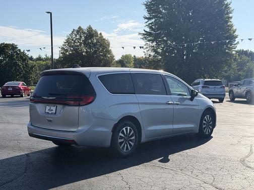 Silver Mist Clearcoat 2024 Chrysler Pacifica Hybrid Select