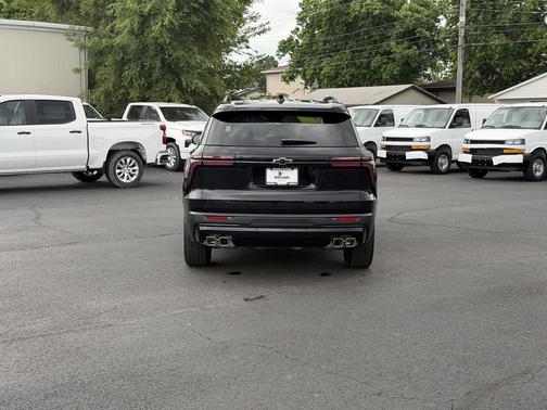 Mosaic Black Metallic 2026 Chevrolet Traverse LT