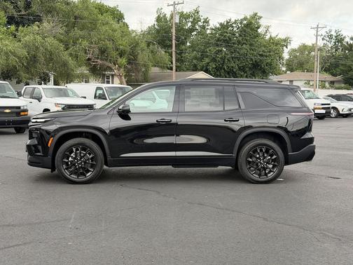 Mosaic Black Metallic 2026 Chevrolet Traverse LT