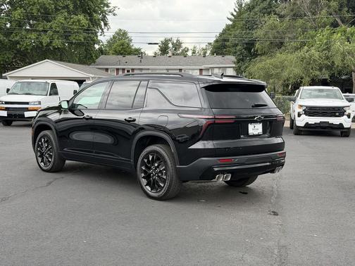 Mosaic Black Metallic 2026 Chevrolet Traverse LT