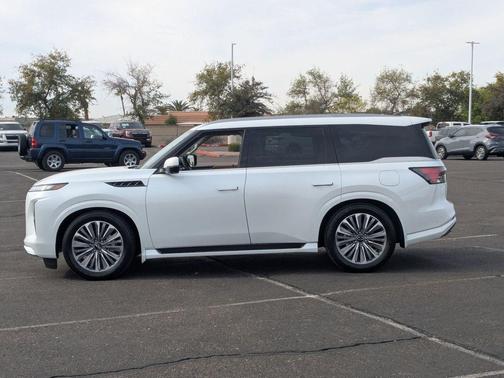 Radiant White 2026 INFINITI QX80 Luxe
