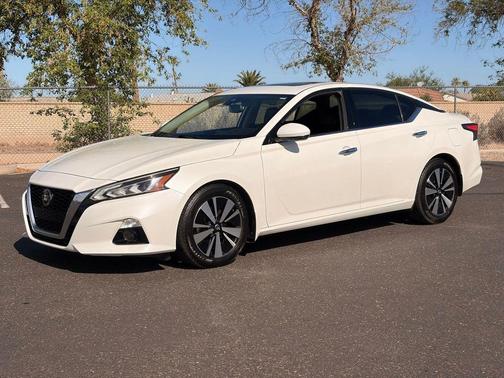 Pearl White 2019 Nissan Altima 2.5 SL