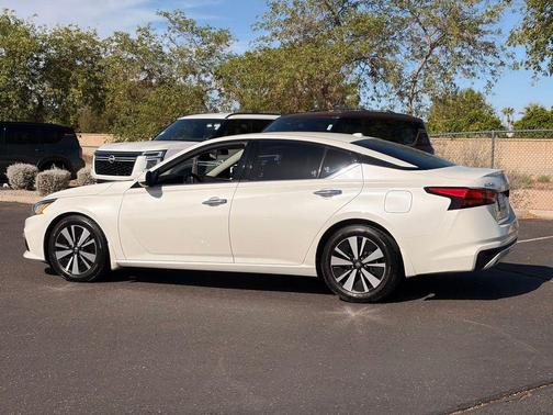 Pearl White 2019 Nissan Altima 2.5 SL