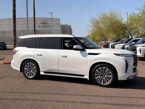 Radiant White 2026 INFINITI QX80 Luxe