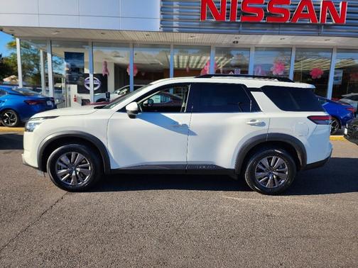 2022 Nissan Pathfinder SV