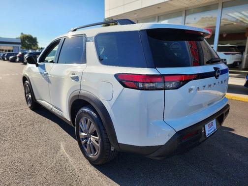 2022 Nissan Pathfinder SV