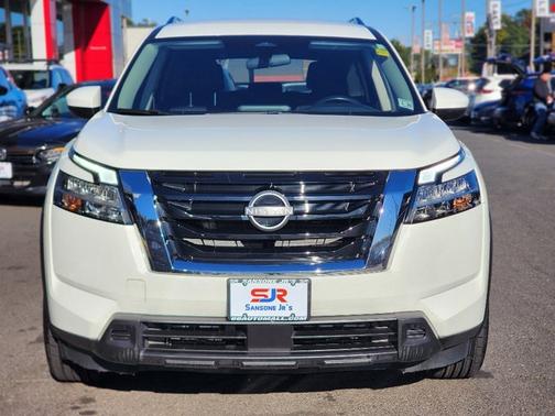 2022 Nissan Pathfinder SV