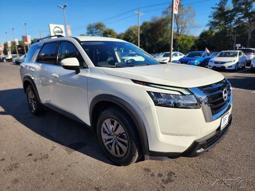 2022 Nissan Pathfinder SV