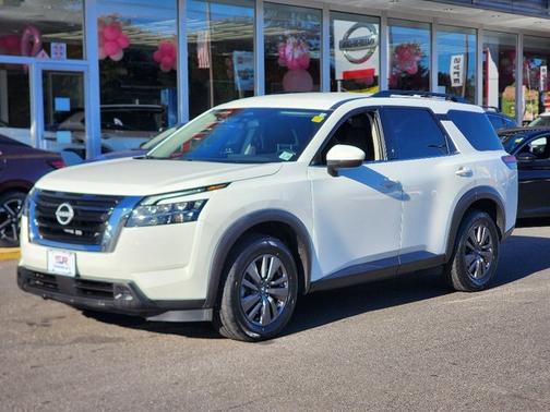2022 Nissan Pathfinder SV