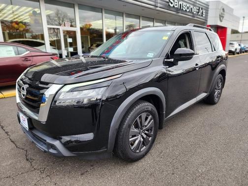 2024 Nissan Pathfinder SV