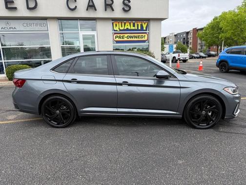 Platinum Gray Metallic 2025 Volkswagen Jetta 1.5T SE
