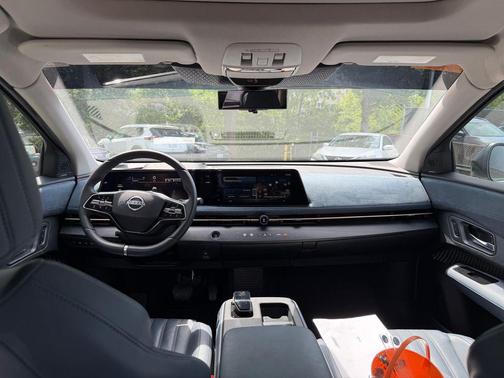 Everest White Pearl Tricoat/Black Diamond Pearl 2023 Nissan ARIYA PLATINUM+