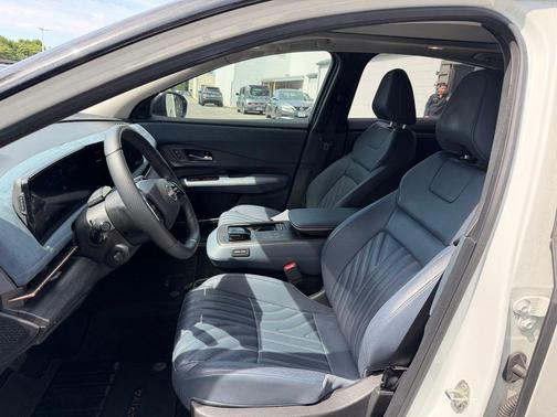Everest White Pearl Tricoat/Black Diamond Pearl 2023 Nissan ARIYA PLATINUM+