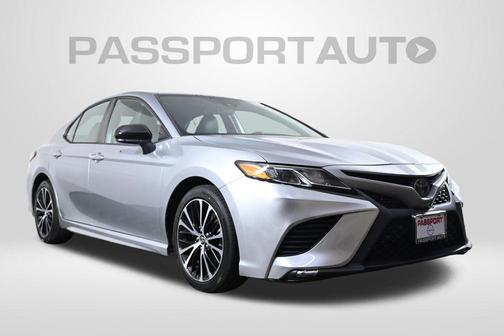 Celestial Silver Metallic 2019 Toyota Camry SE