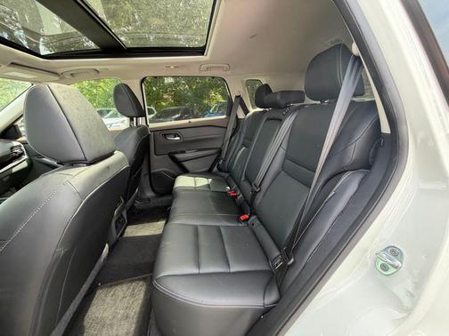 Pearl White Tricoat 2023 Nissan Rogue SL
