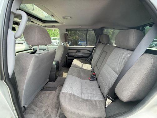 Chrome Silver Metallic 2004 Nissan Pathfinder SE