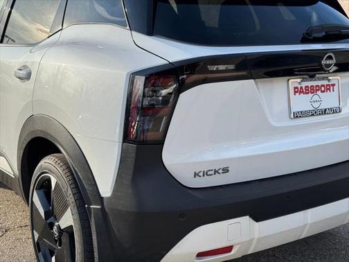 2025 Nissan Kicks SR