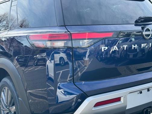 2025 Nissan Pathfinder SL 4WD