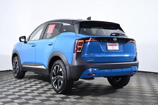 Arctic Ice Blue Metallic/Super Black 2025 Nissan Kicks SR