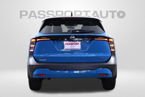 Arctic Ice Blue Metallic/Super Black 2025 Nissan Kicks SR