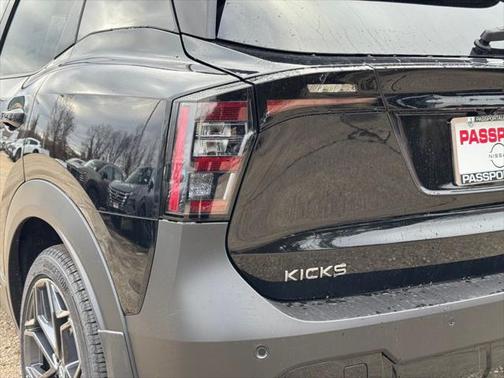 2025 Nissan Kicks SR