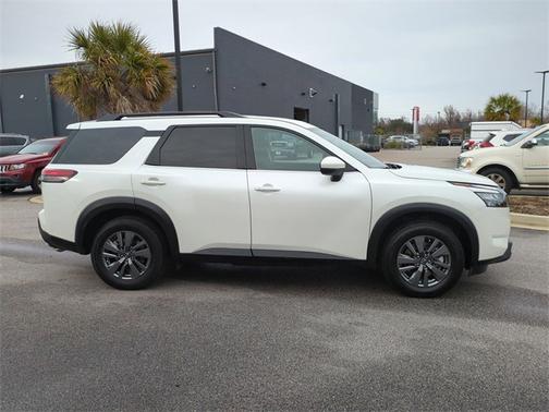 2024 Nissan Pathfinder SV