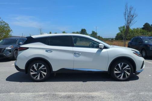 White 2023 Nissan Murano SL