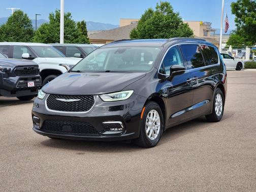 Brilliant Black Crystal Pearlcoat 2022 Chrysler Pacifica Touring L