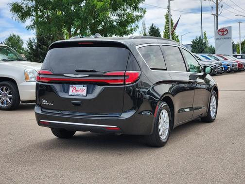Brilliant Black Crystal Pearlcoat 2022 Chrysler Pacifica Touring L