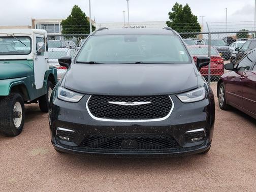 Brilliant Black Crystal Pearlcoat 2022 Chrysler Pacifica Touring L