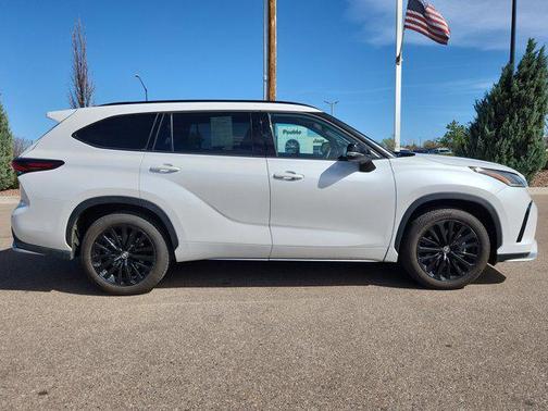 White 2025 Toyota Highlander UP
