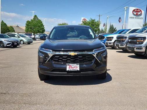 Mosaic Black Metallic 2025 Chevrolet Trax LS