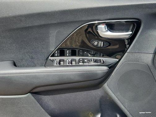 Snow White Pearl 2022 Kia Niro Touring SE