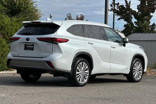 2023 Toyota Highlander Hybrid Platinum