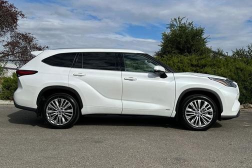 2023 Toyota Highlander Hybrid Platinum