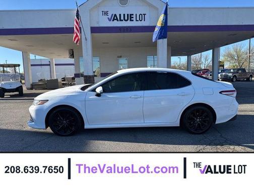 Super White 2018 Toyota Camry LE