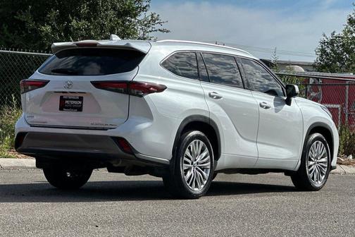 Wind Chill Pearl 2024 Toyota Highlander Platinum