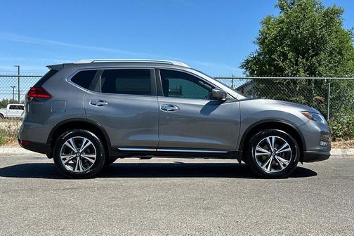 Gun Metallic 2017 Nissan Rogue SL