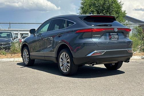 Coastal Gray Metallic 2022 Toyota Venza XLE