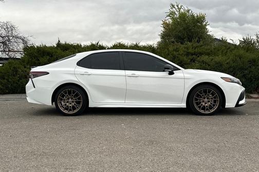 2024 Toyota Camry Hybrid SE