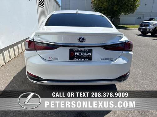 2022 Lexus ES 300h Base