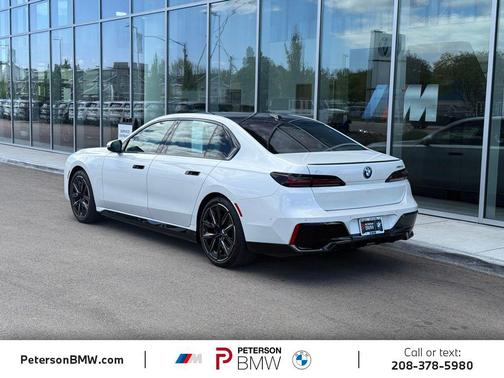 Mineral White Metallic 2025 BMW i7 xDrive60