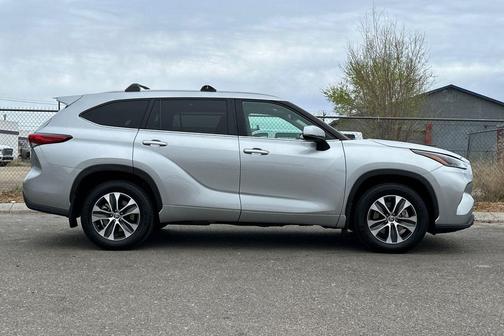 Celestial Silver Metallic 2023 Toyota Highlander Hybrid XLE