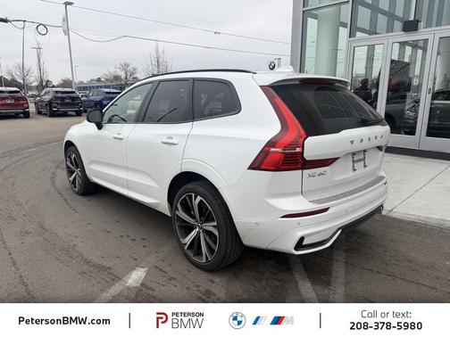 2024 Volvo XC60 B5 Ultimate Dark Theme