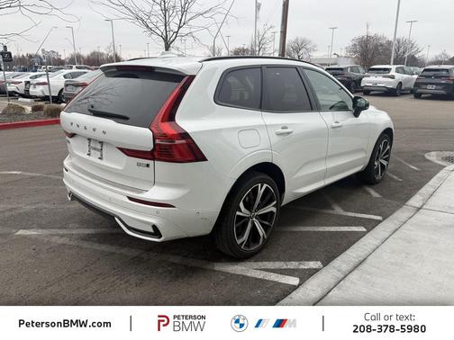 2024 Volvo XC60 B5 Ultimate Dark Theme