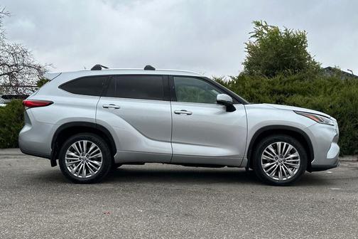 2023 Toyota Highlander Platinum