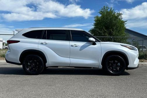 Wind Chill Pearl 2023 Toyota Highlander XLE