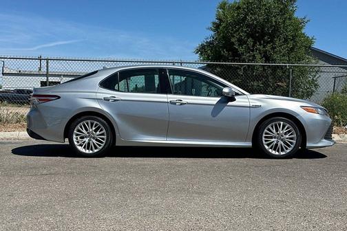 Celestial Silver Metallic 2018 Toyota Camry Hybrid XLE