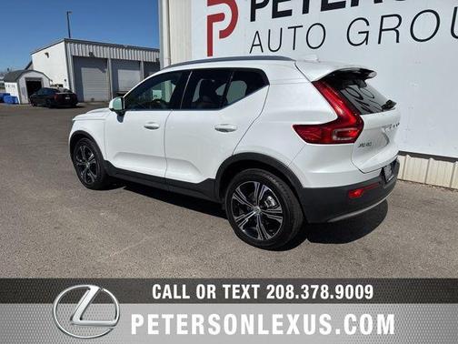 Crystal White Metallic 2022 Volvo XC40 T5 Inscription