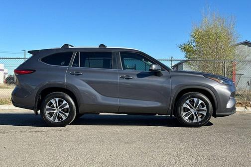 Magnetic Gray Metallic 2023 Toyota Highlander XLE
